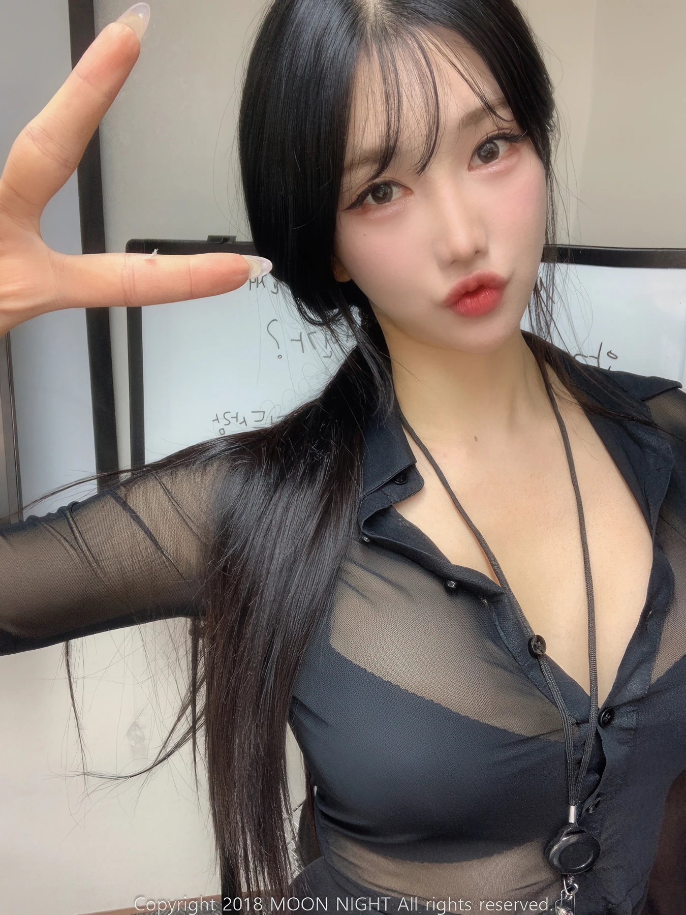 Yunjin 챌이, Moon Night Snap Photobook 「In The Office」