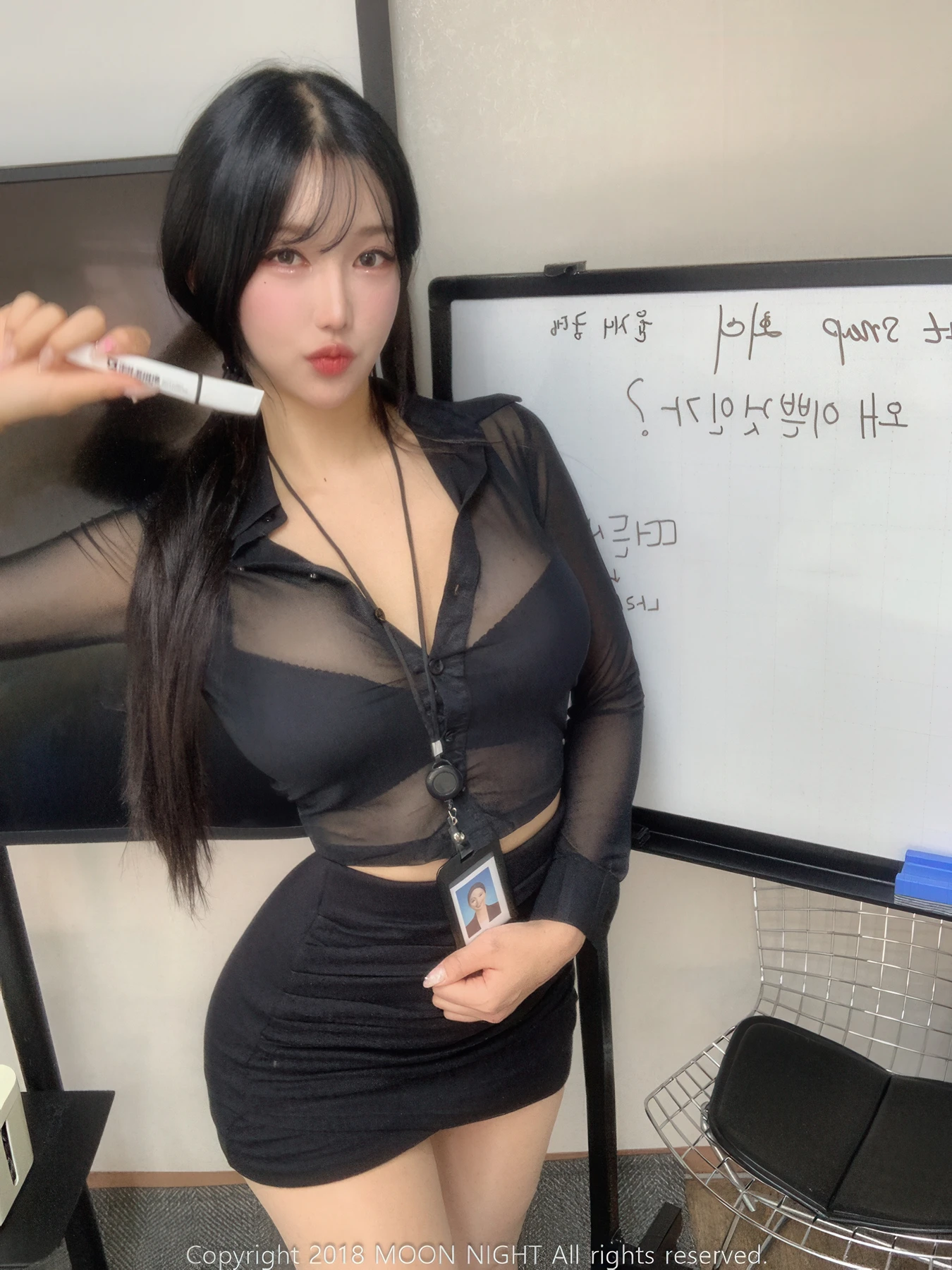 Yunjin 챌이, Moon Night Snap Photobook 「In The Office」