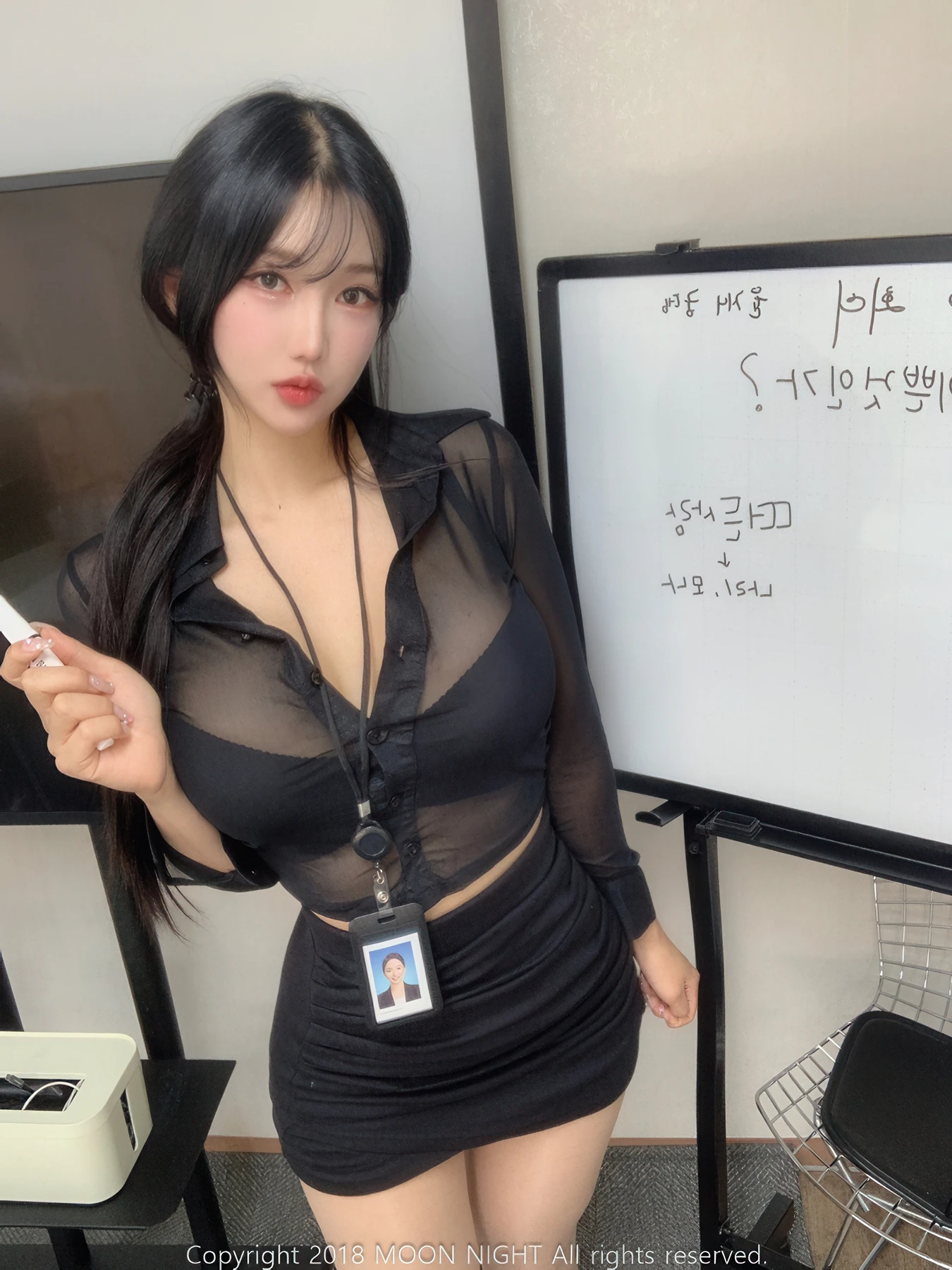 Yunjin 챌이, Moon Night Snap Photobook 「In The Office」