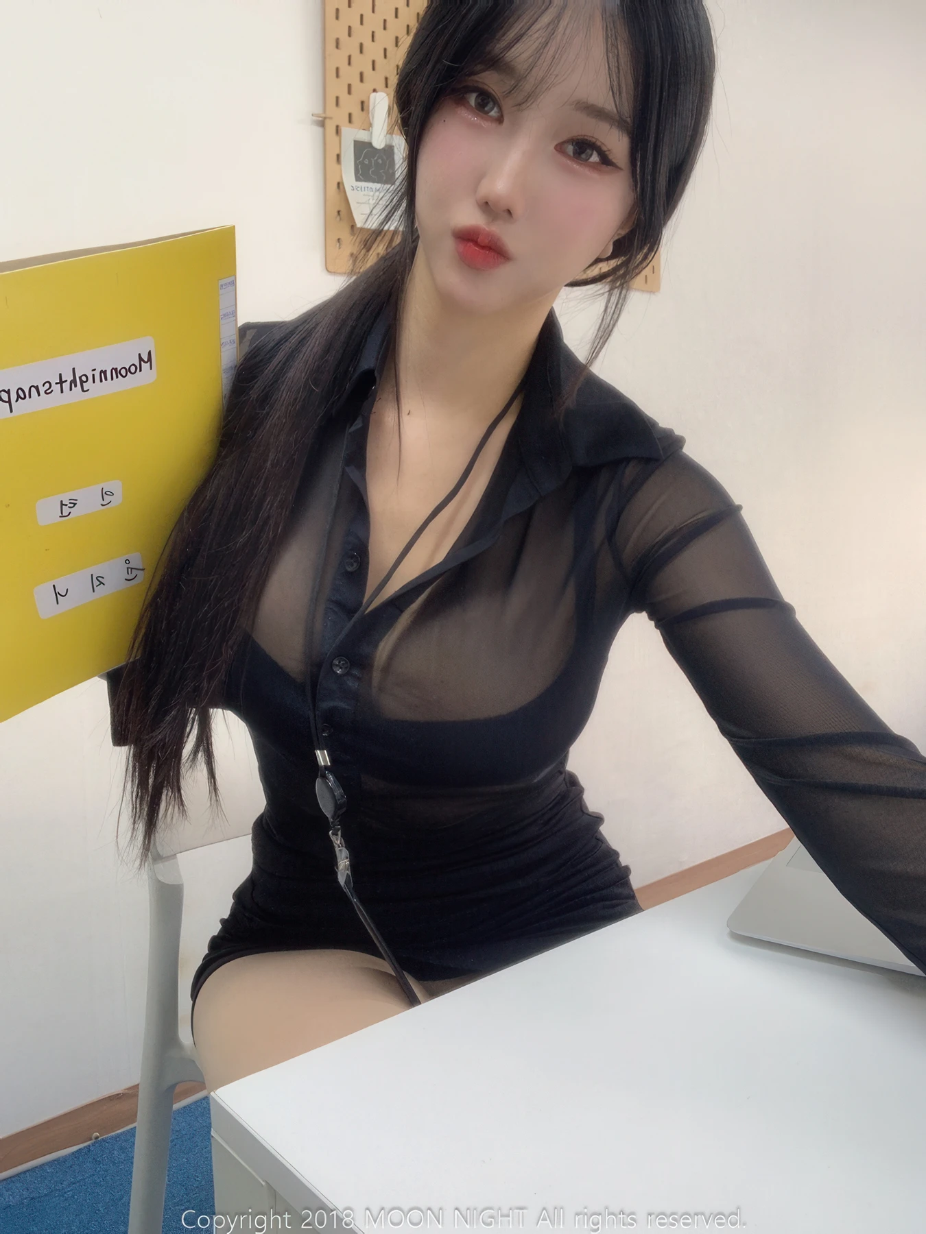 Yunjin 챌이, Moon Night Snap Photobook 「In The Office」