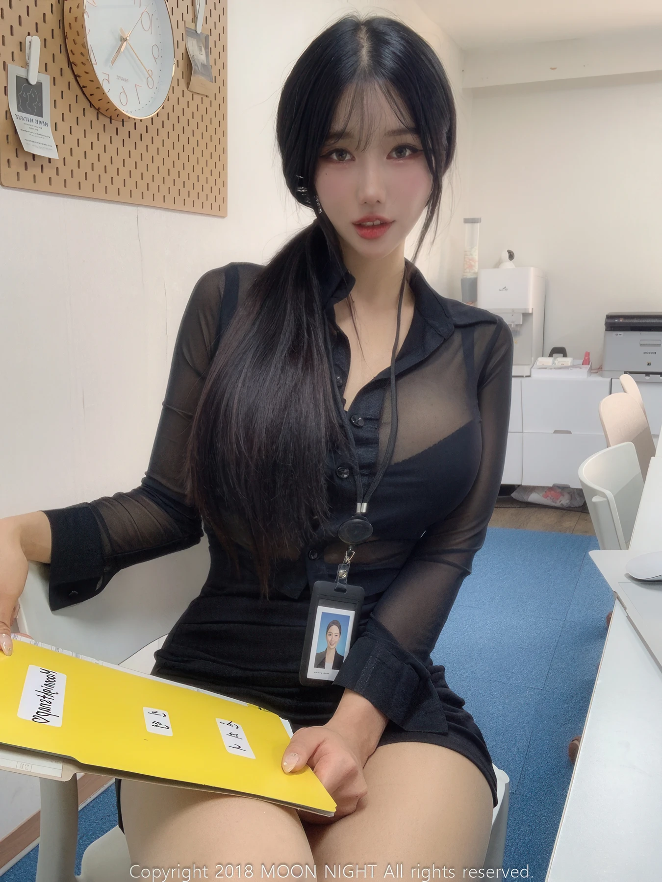 Yunjin 챌이, Moon Night Snap Photobook 「In The Office」