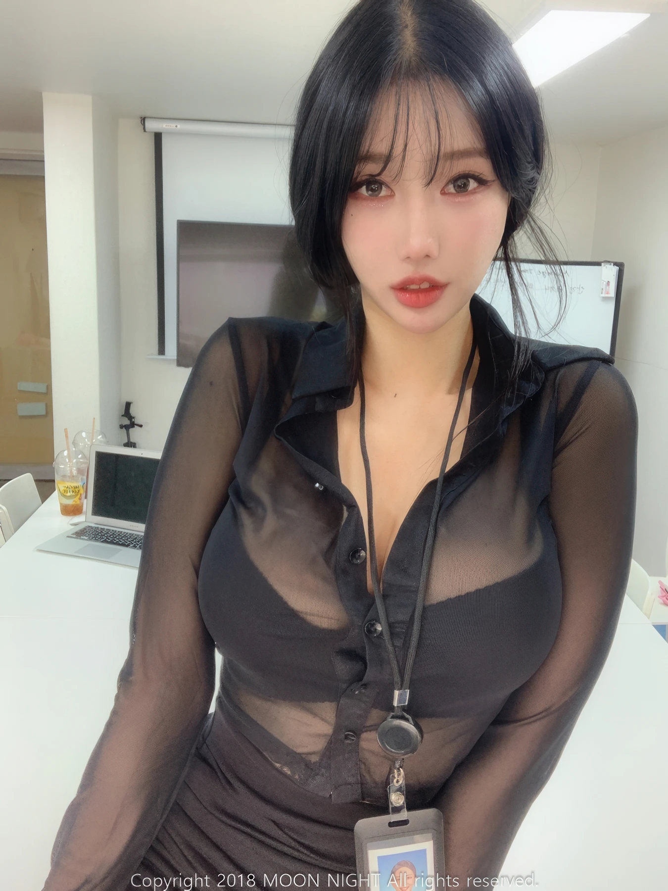Yunjin 챌이, Moon Night Snap Photobook 「In The Office」