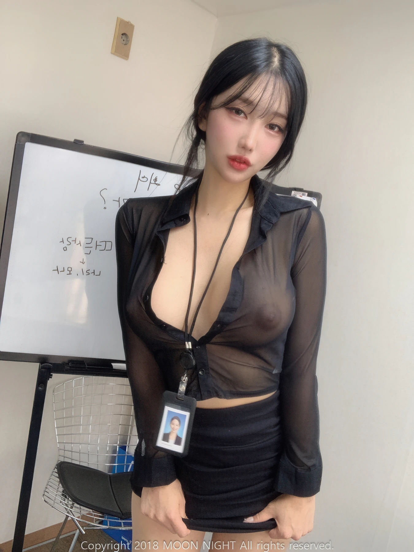 Yunjin 챌이, Moon Night Snap Photobook 「In The Office」