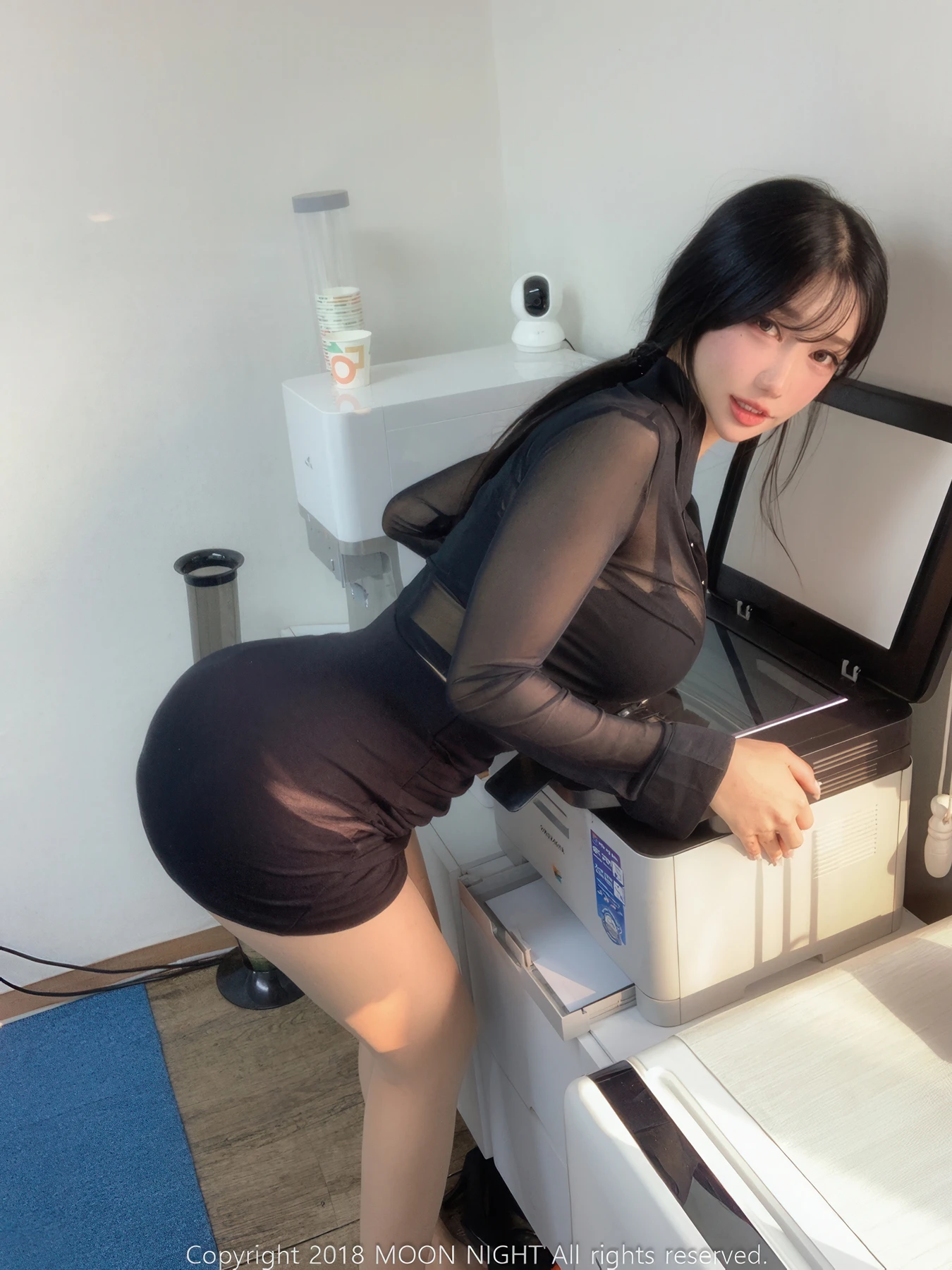 Yunjin 챌이, Moon Night Snap Photobook 「In The Office」