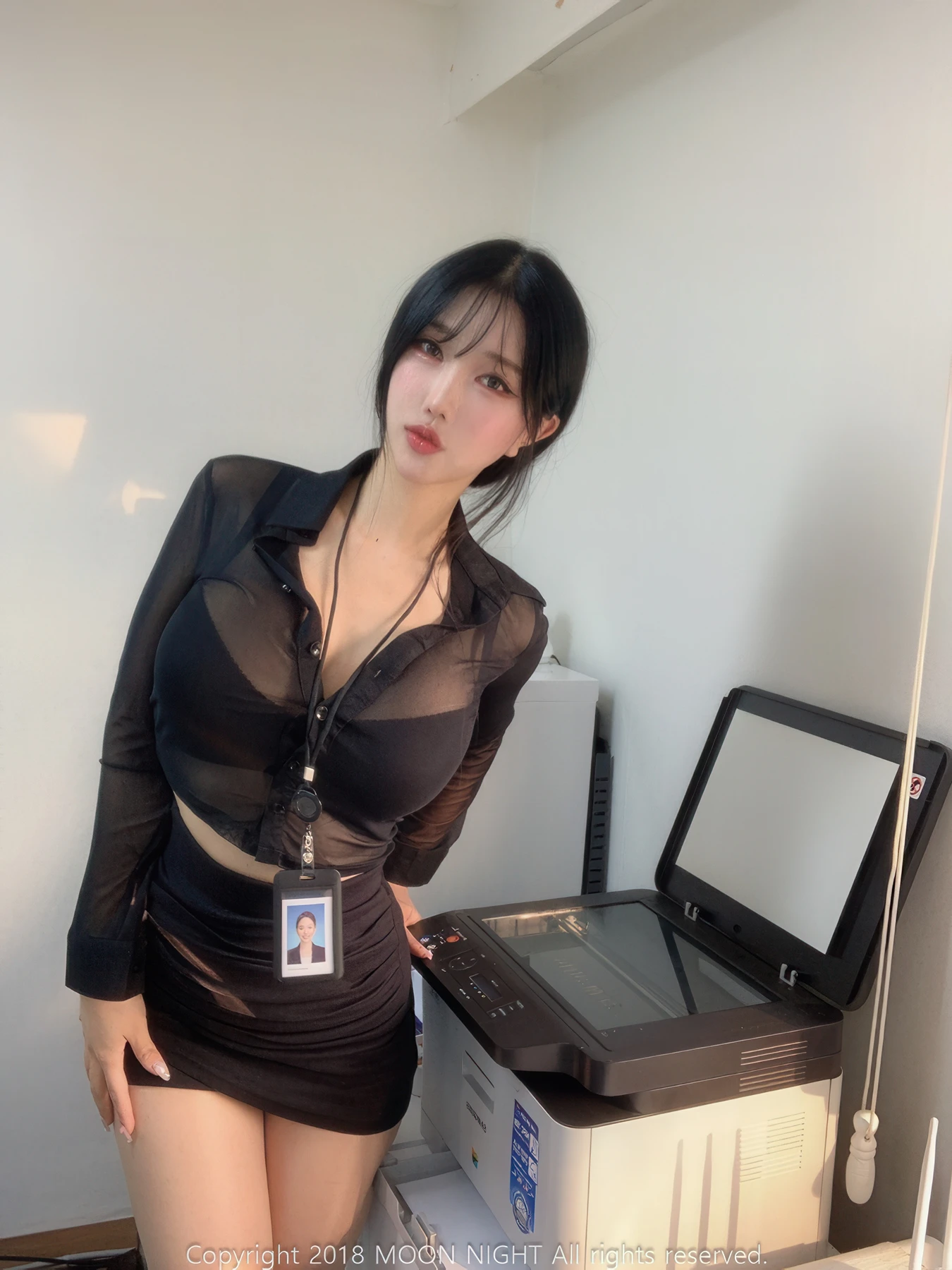Yunjin 챌이, Moon Night Snap Photobook 「In The Office」