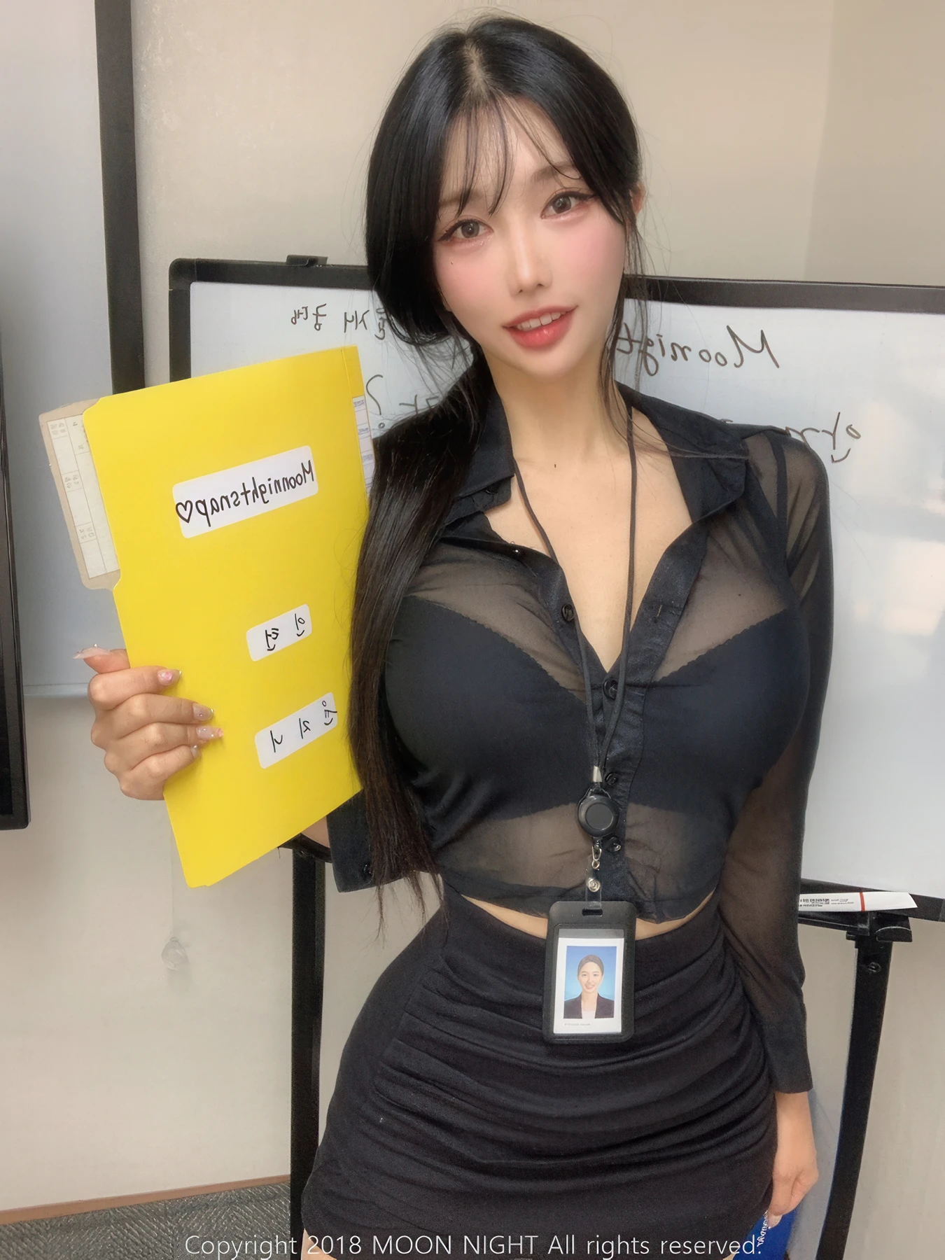 Yunjin 챌이, Moon Night Snap Photobook 「In The Office」